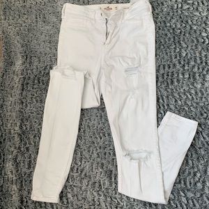 White hollister distressed jeans my loves !! ❤️
